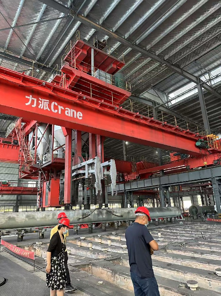 多功能吸料天車已廣泛應(yīng)用于全國各大碳素廠，涵蓋了碳素焙燒陽極、陰極以及石墨電極焙燒爐等不同生產(chǎn)場景下的填充料裝、出作業(yè)。同時(shí)，在鋁廠碳素搬運(yùn)無人起重機(jī)、石墨電極焙燒智能天車等領(lǐng)域也發(fā)揮著重要作用，助力行業(yè)實(shí)現(xiàn)高效、智能、環(huán)保的生產(chǎn)目標(biāo)。